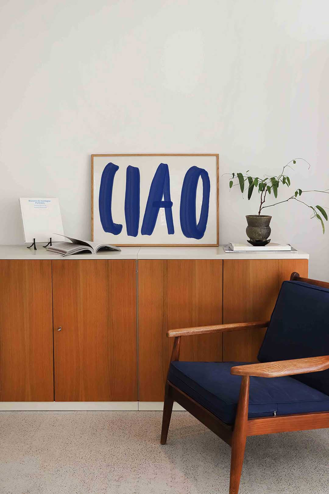 Ciao blauwe letters – moderne landscape wanddecoratie van WallArtistic