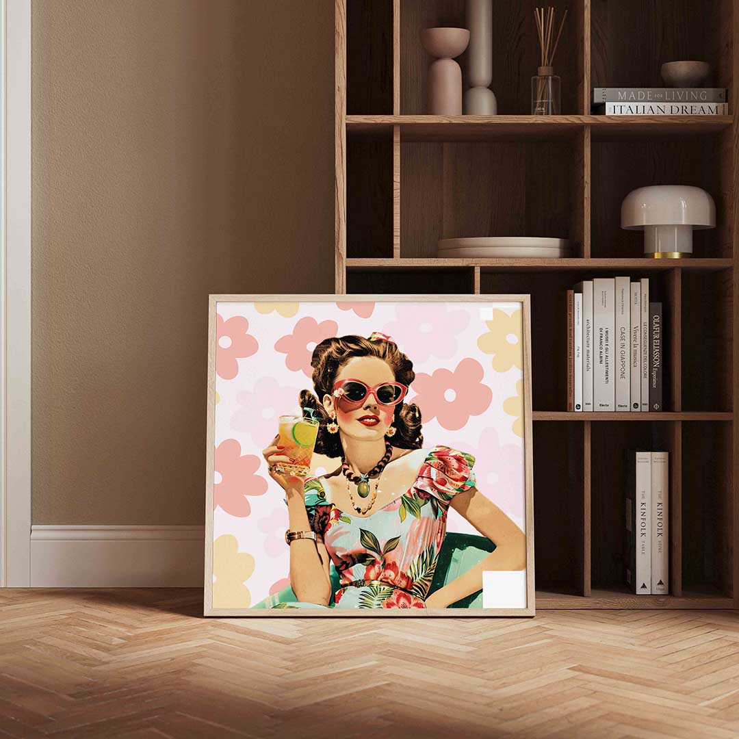 Vrouw met cocktail – kleurrijke Pop Art poster in vierkant formaat