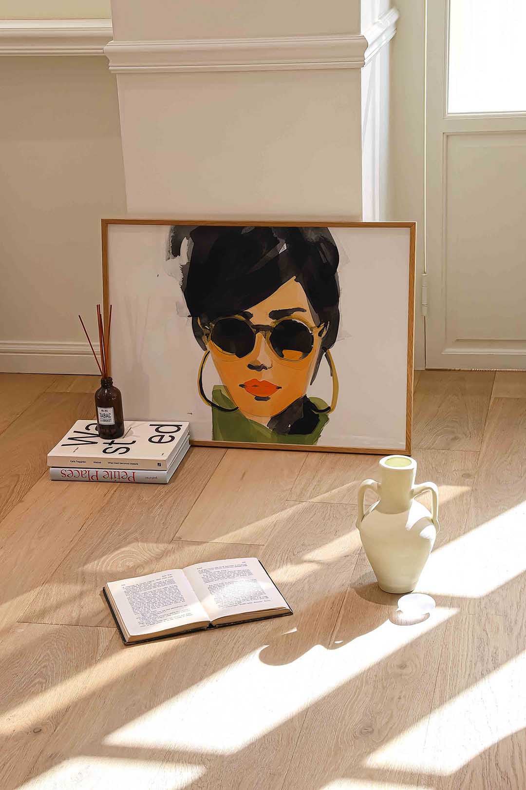 Vrouw met zonnebril – liggende portret wanddecoratie van WallArtistic