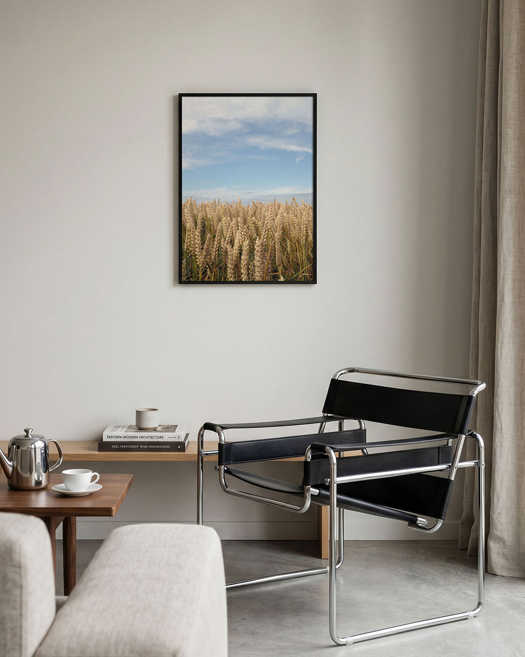 Tarweveld poster – tweede productweergave – een uitgestrekt veld met rijpe tarwe onder een heldere blauwe lucht. De gouden