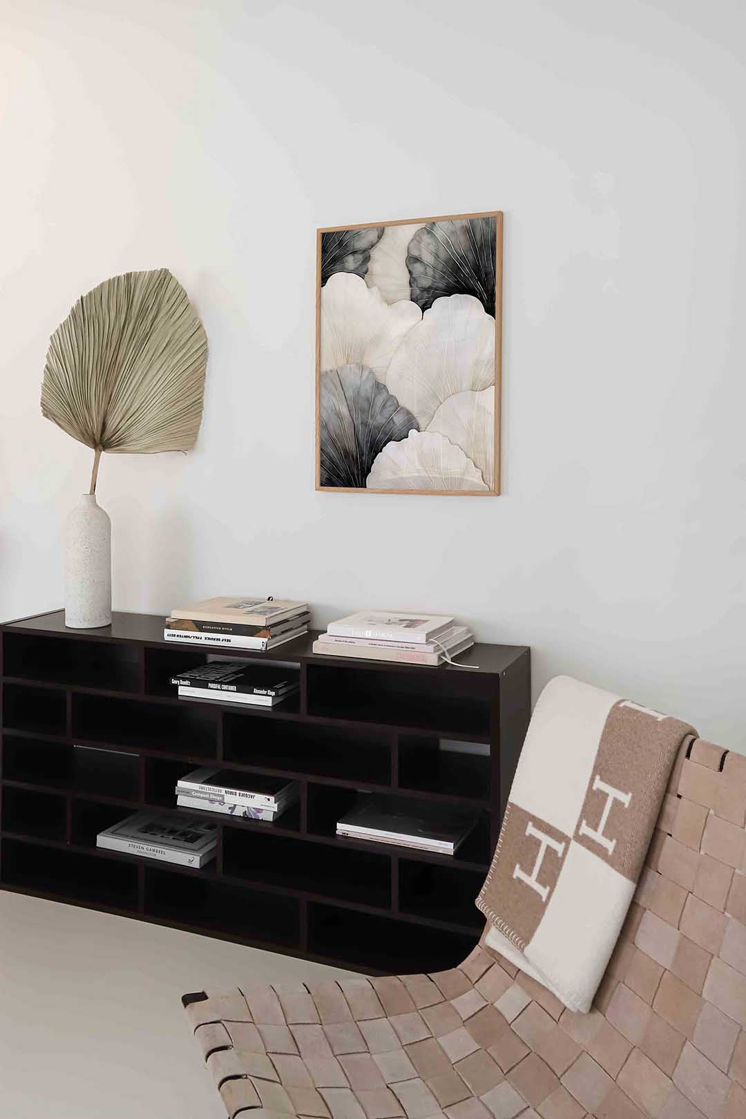 Bladvormen in zwart en wit – staande zachte abstracte wanddecoratie van WallArtistic