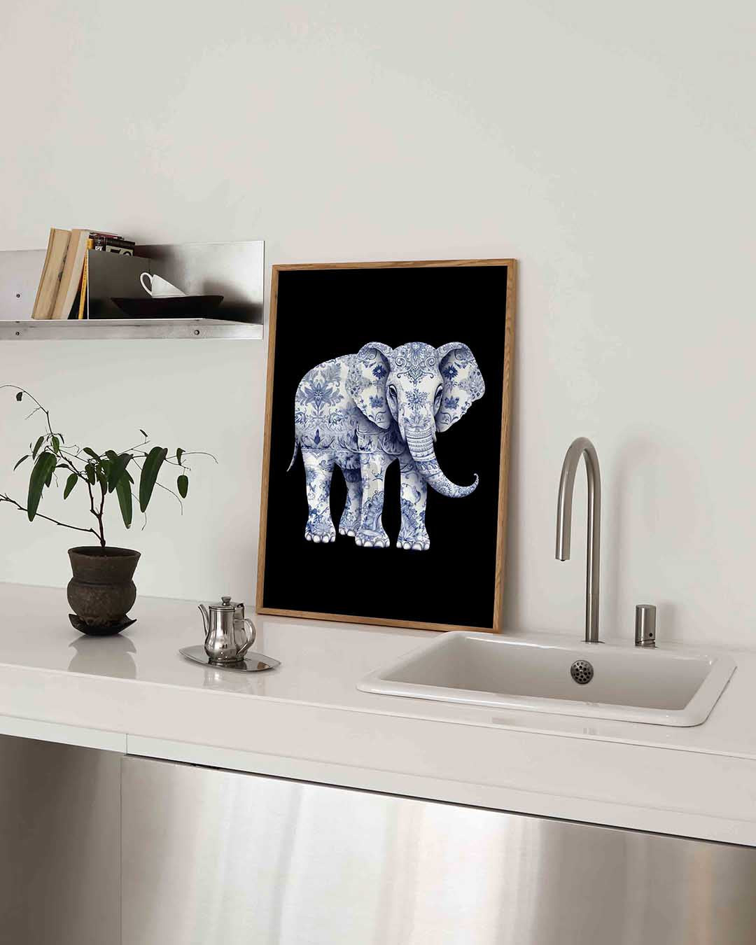 Olifant met bloemenpatroon – blauw-witte poster in staand formaat