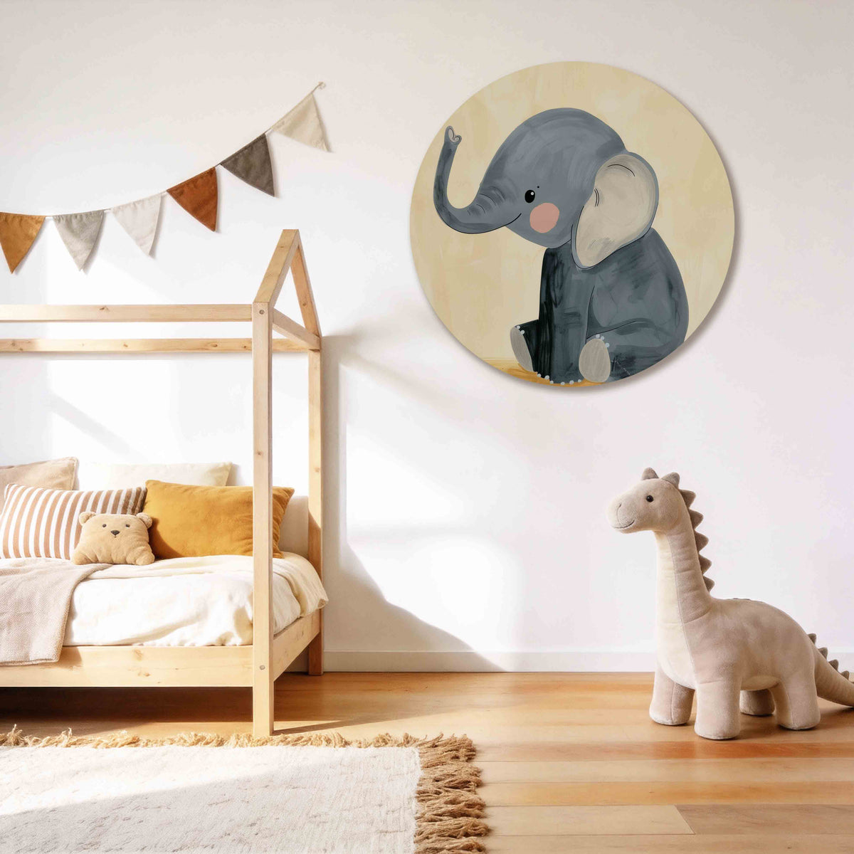 Schattige olifant Muurcirkel – tweede productweergave – Een zittende olifant met grijze tinten en roze wangen op een beige