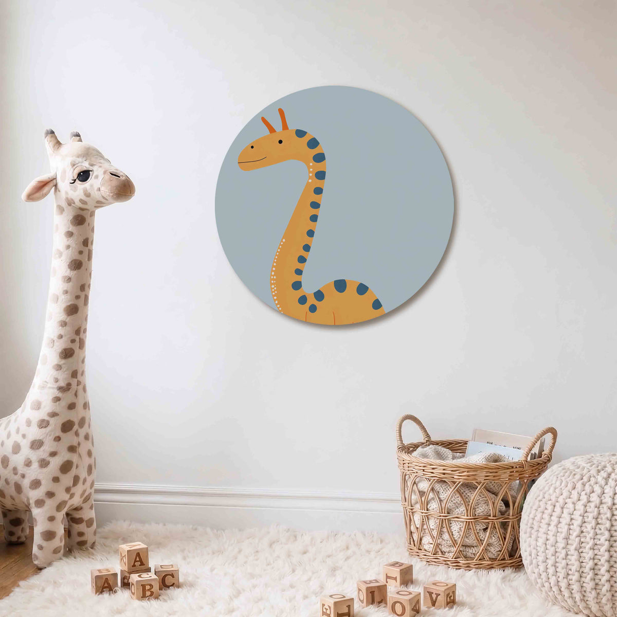 Oranje dinosaurus Muurcirkel – Een oranje dinosaurus met blauwe stippen tegen een lichtblauwe achtergrond.