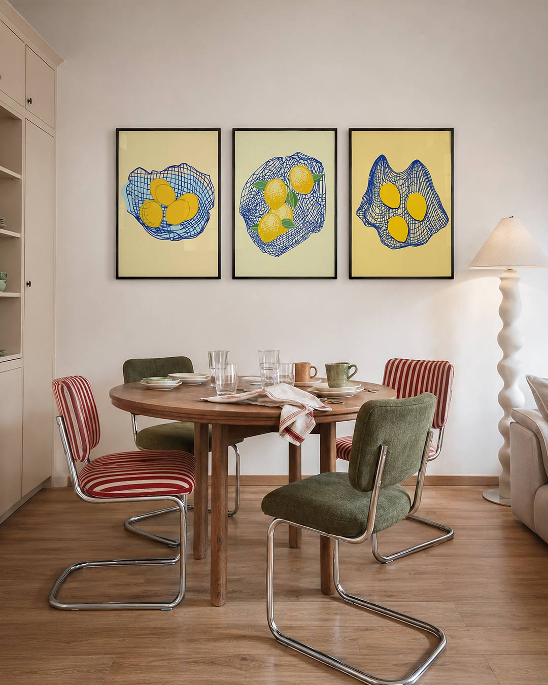 Citroenen in net driedelige posterset – heldere gele citroenen rusten in een blauw net, omlijst door een