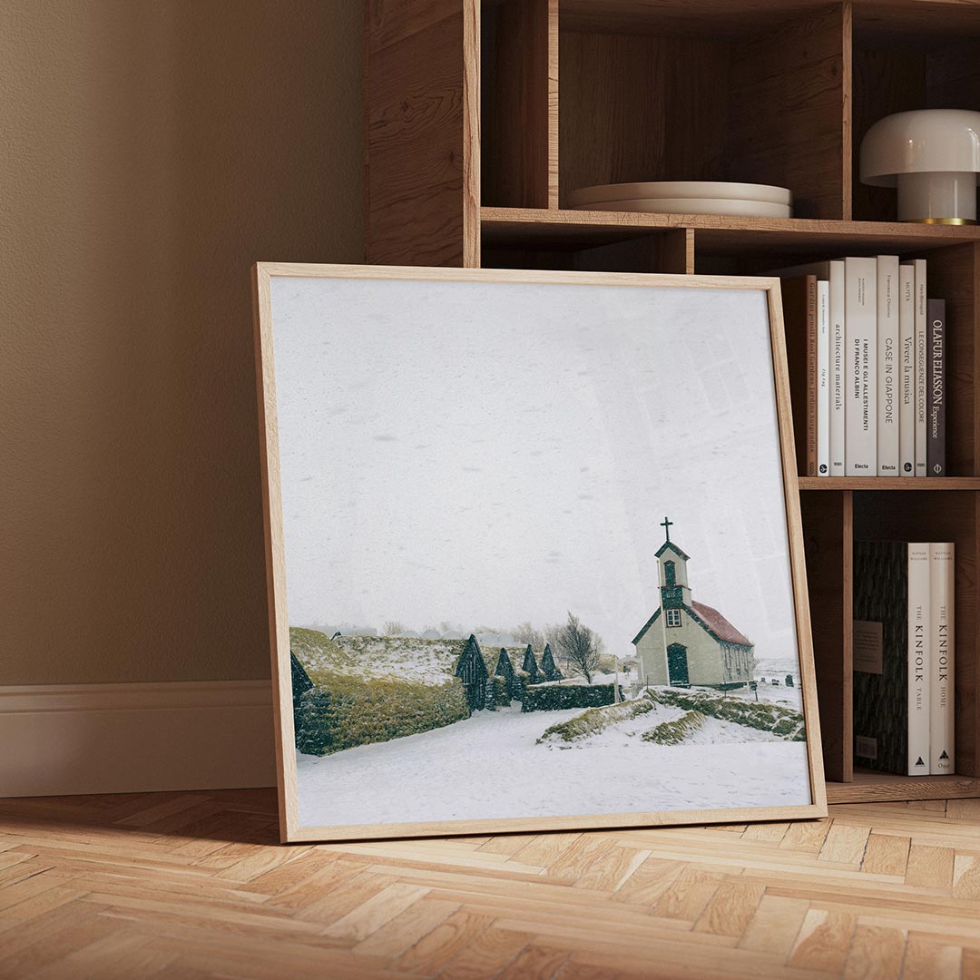 Winterse kapel poster – detailweergave – een serene winterse scène met een kleine kapel omringd door besneeuwde velden en