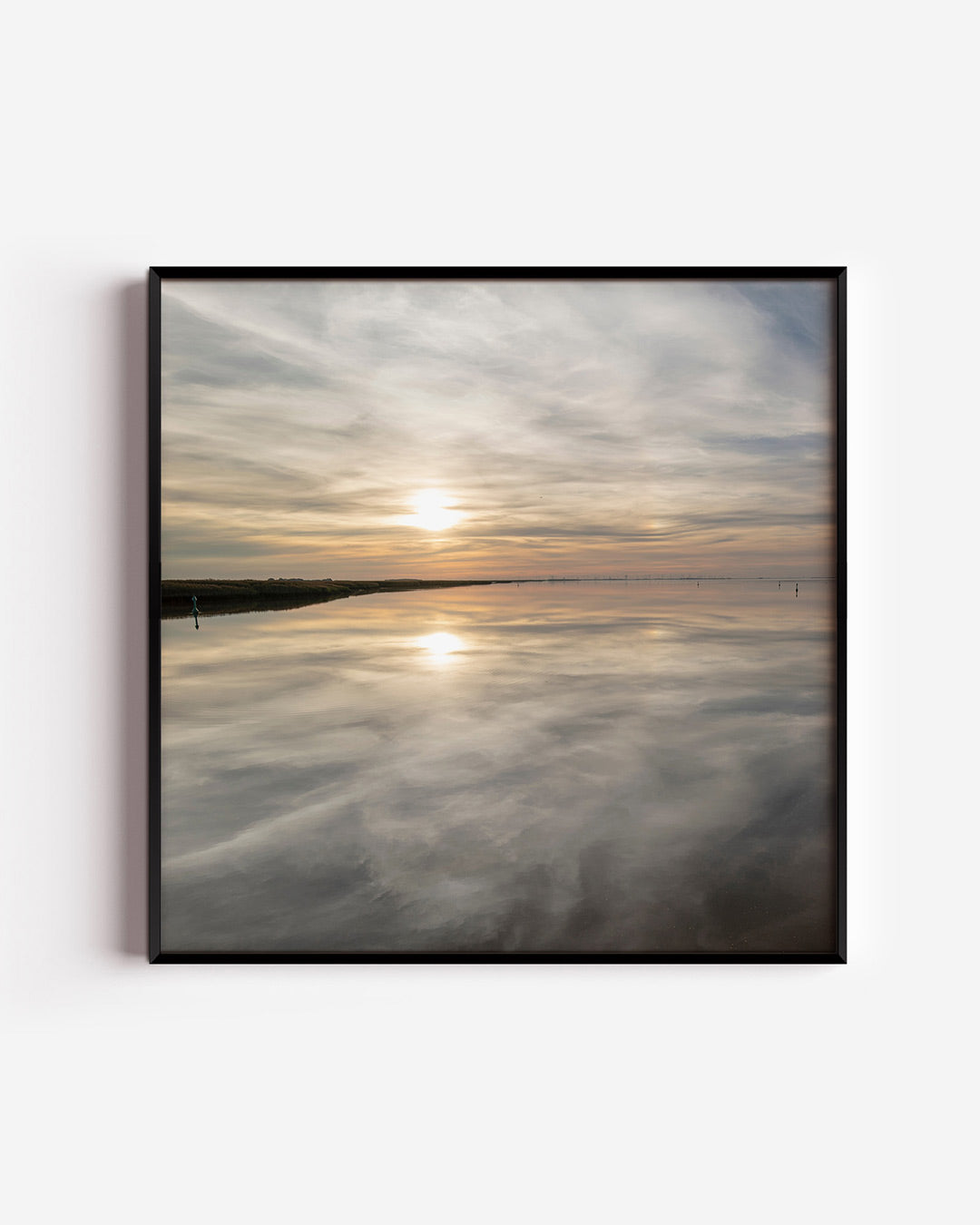 Rustige zonsondergang poster – vierkante wanddecoratie – een zonsondergang weerspiegelt op een kalm wateroppervlak, met