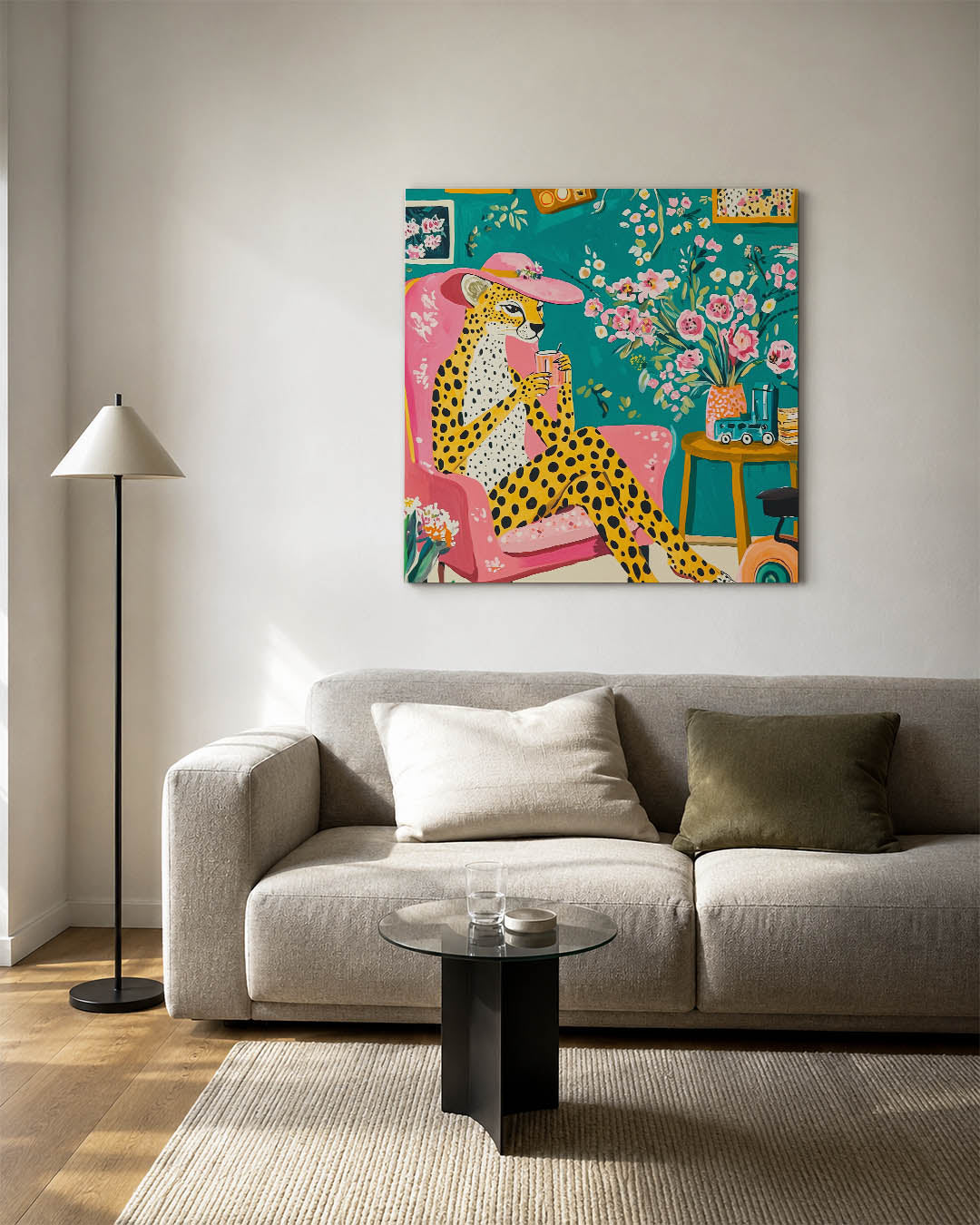 Vrolijke dierenkamer kunstwerk – detailweergave – dit werk toont een luipaard in een roze stoel met bloemen en speelgoed. De