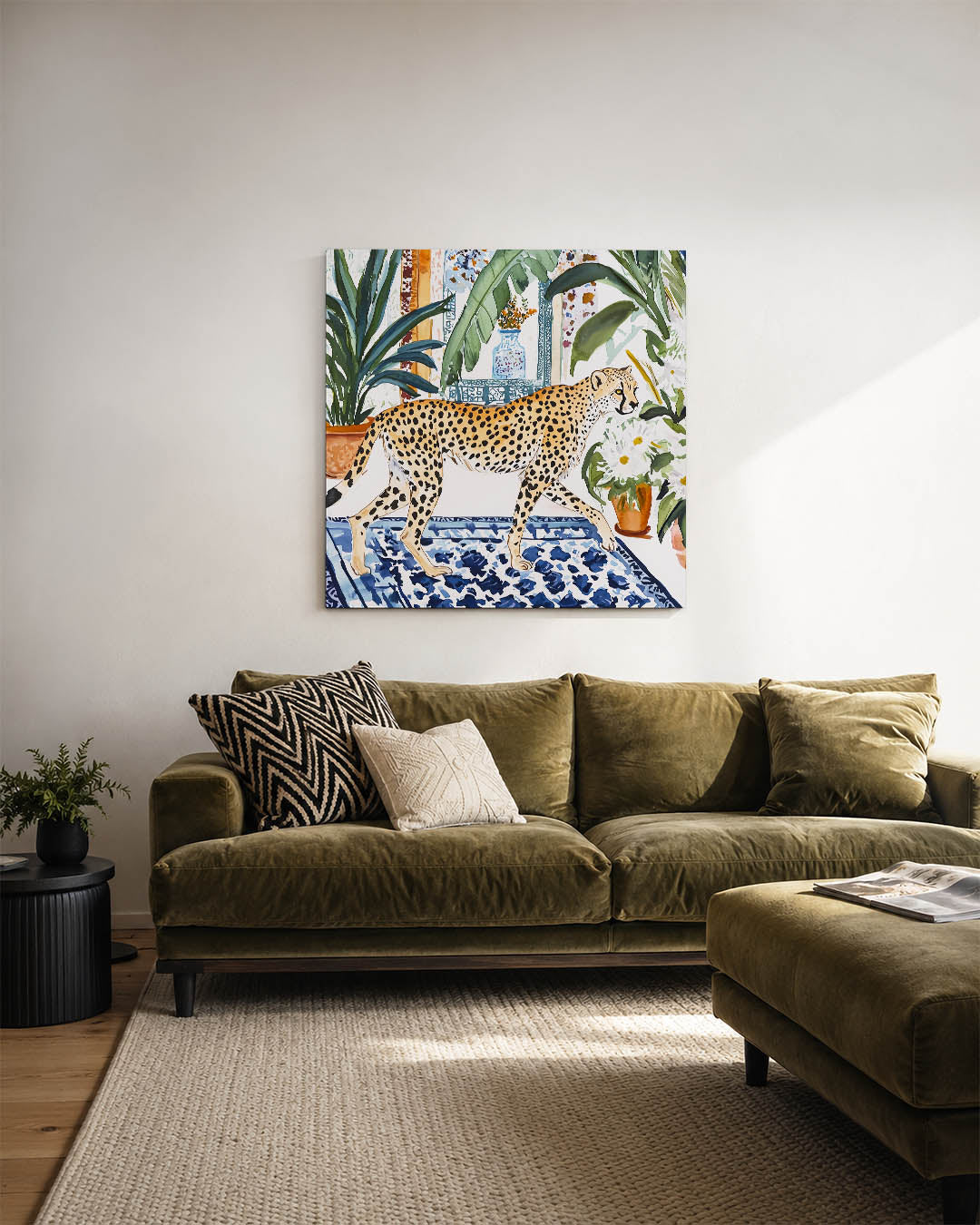 Luipaard in interieur kunstwerk – sfeerbeeld – dit kunstwerk toont een luipaard dat door een rijkelijk gedecoreerde kamer