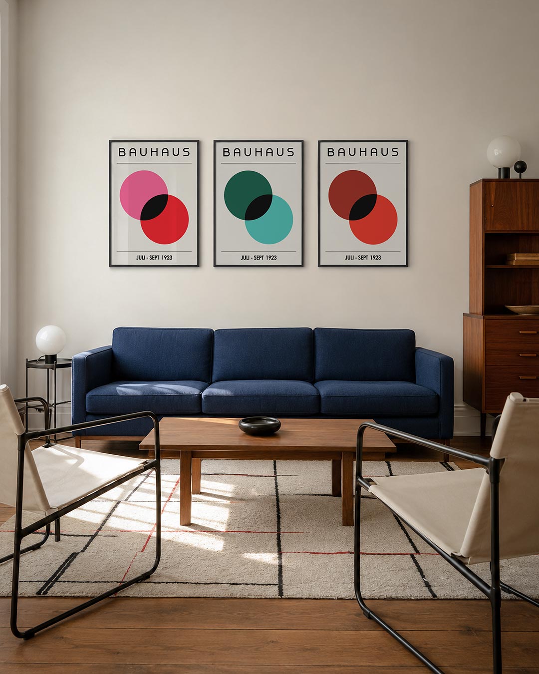 Kleurrijke cirkelharmonie driedelige posterset – twee grote cirkels, roze en rood, overlappen elkaar met een zwart vlak in