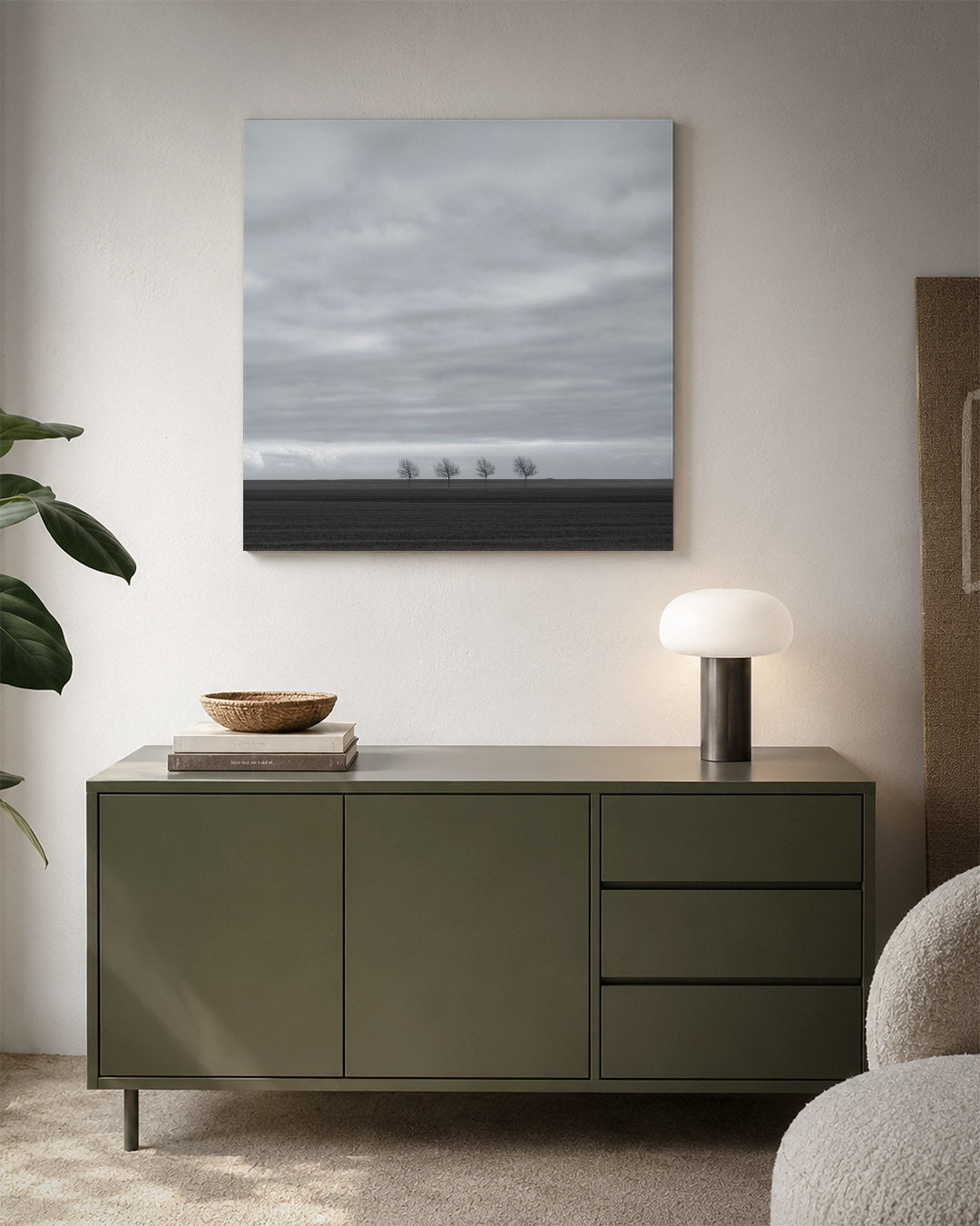 Bomenrij kunstwerk – detailweergave – deze kunstwerk toont een horizon met een rij kale bomen onder een bewolkte lucht. De