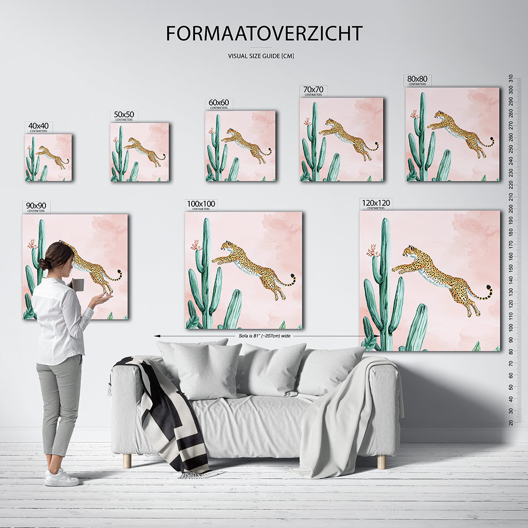 Springende luipaard kunstwerk – dit werk toont een luipaard die sierlijk over een cactus springt tegen een zachte roze