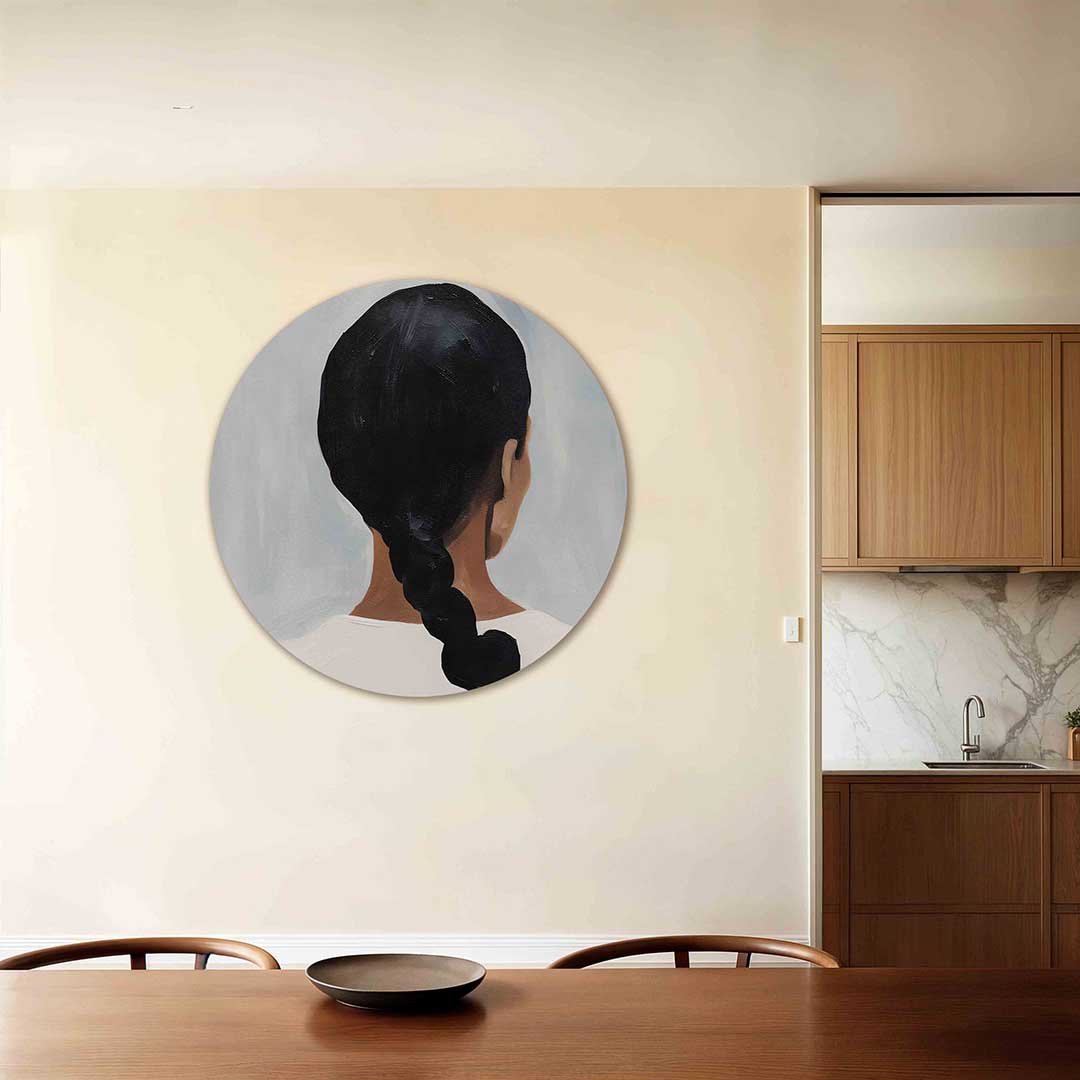 Vlecht en rugaanzicht – moderne ronde wanddecoratie met vrouwelijk portret