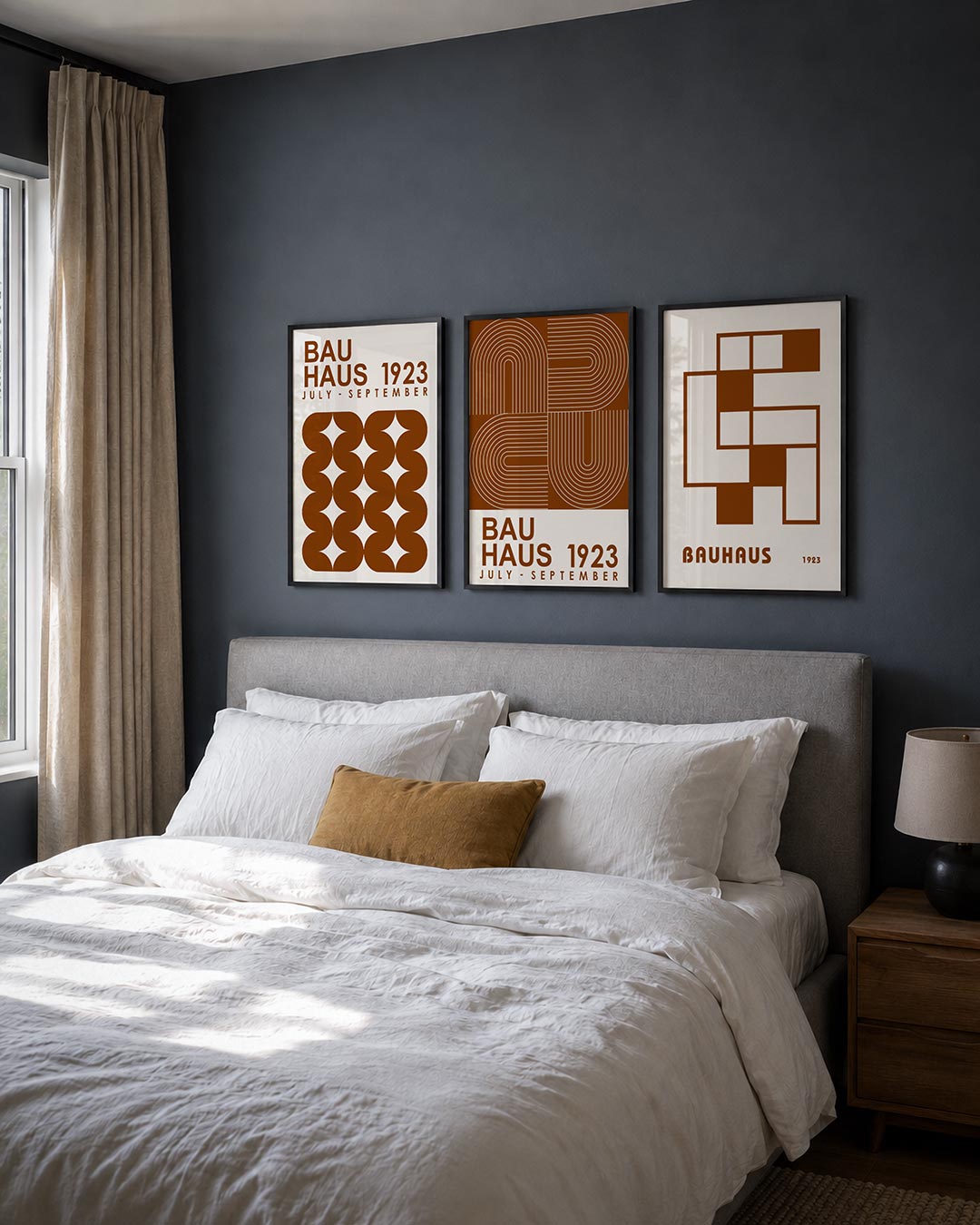 Vorm en ritme posterset – derde productweergave – deze posterset in drie delen toont een herhaling van bruine, gebogen vormen