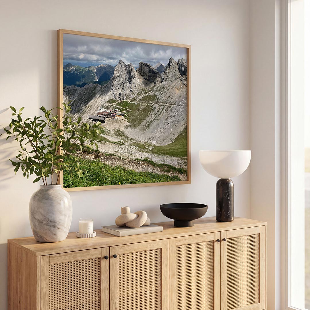 Berglandschap met rotsen poster – tweede productweergave – een indrukwekkend berglandschap met ruige rotsformaties en groene