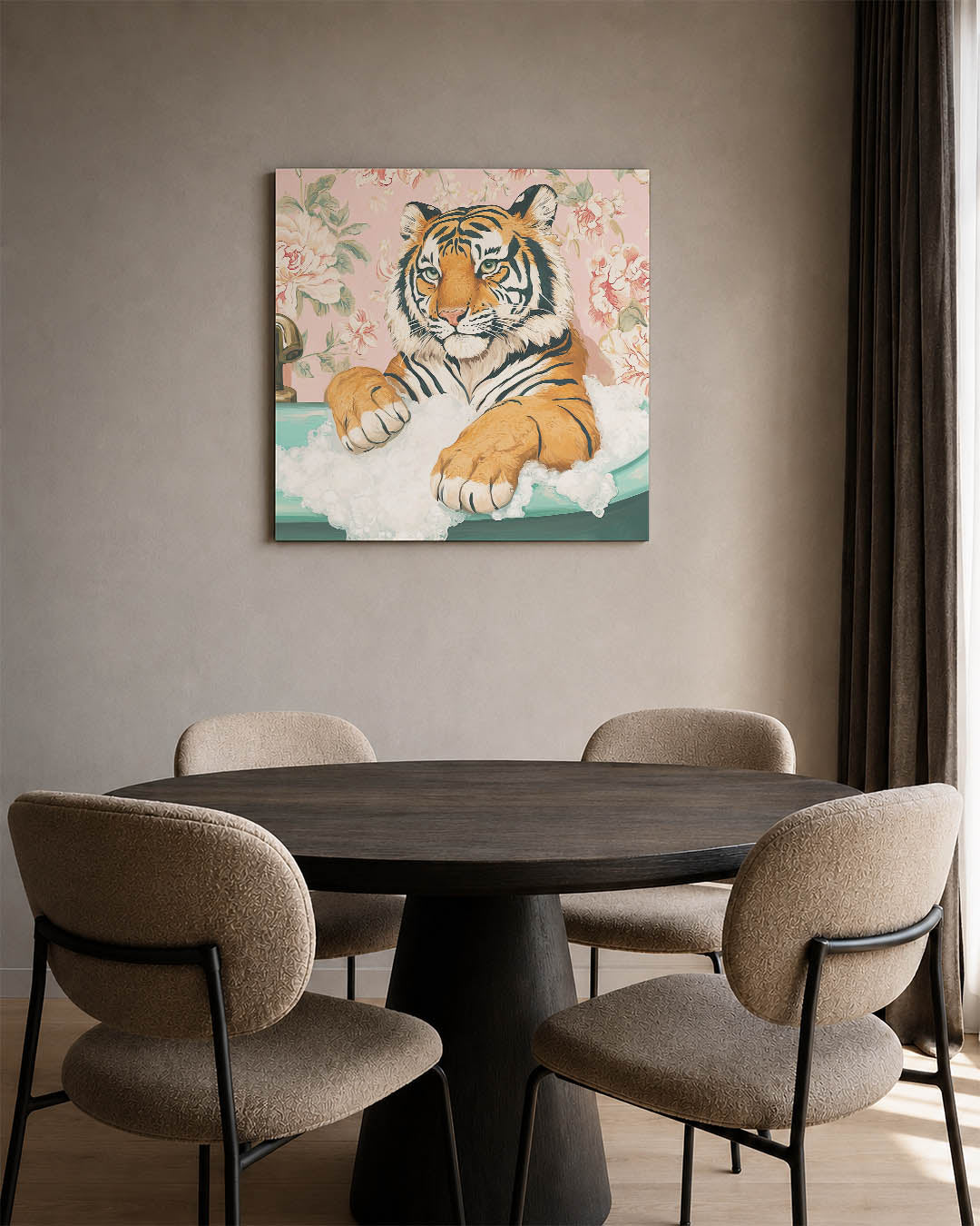 Tijger in bad kunstwerk – derde productweergave – dit kunstwerk toont een tijger ontspannen in een badkuip, omringd door