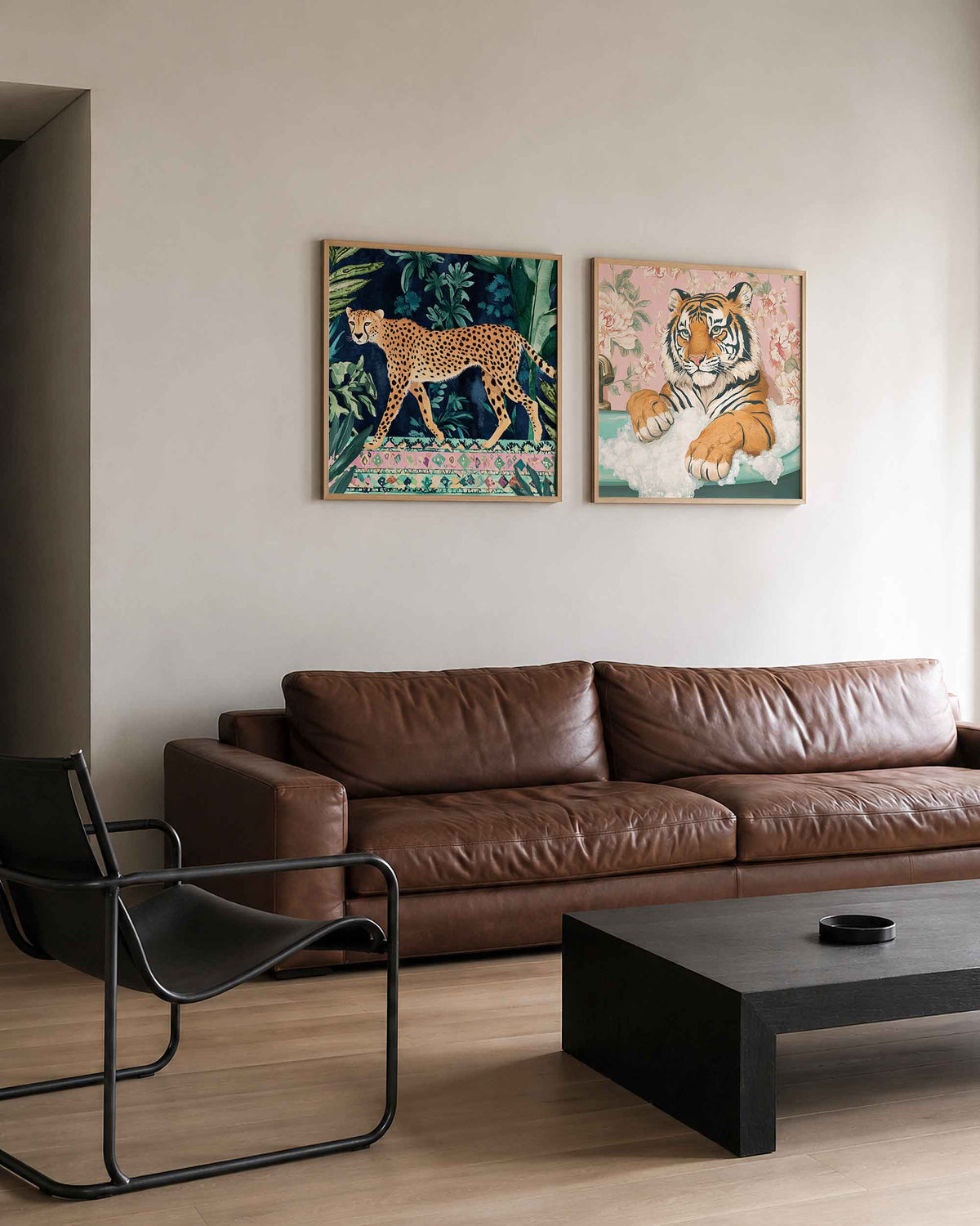 Interieurpresentatie van een tweedelige vierkante posterset met luipaard en tijger