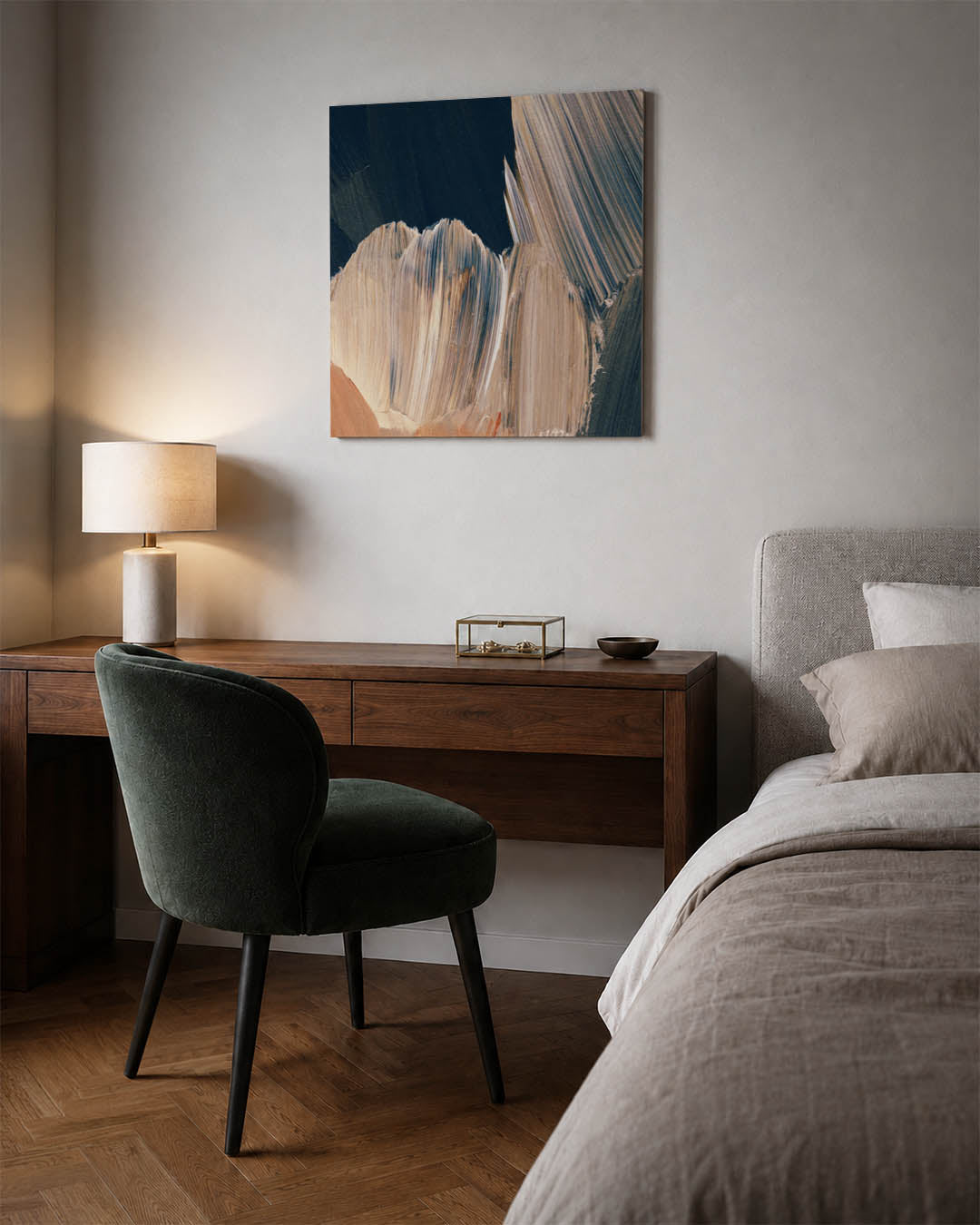 Abstracte kunstwerk – materiaalweergave – dit kunstwerk toont vloeiende penseelstreken in blauw en beige, met subtiele oranje