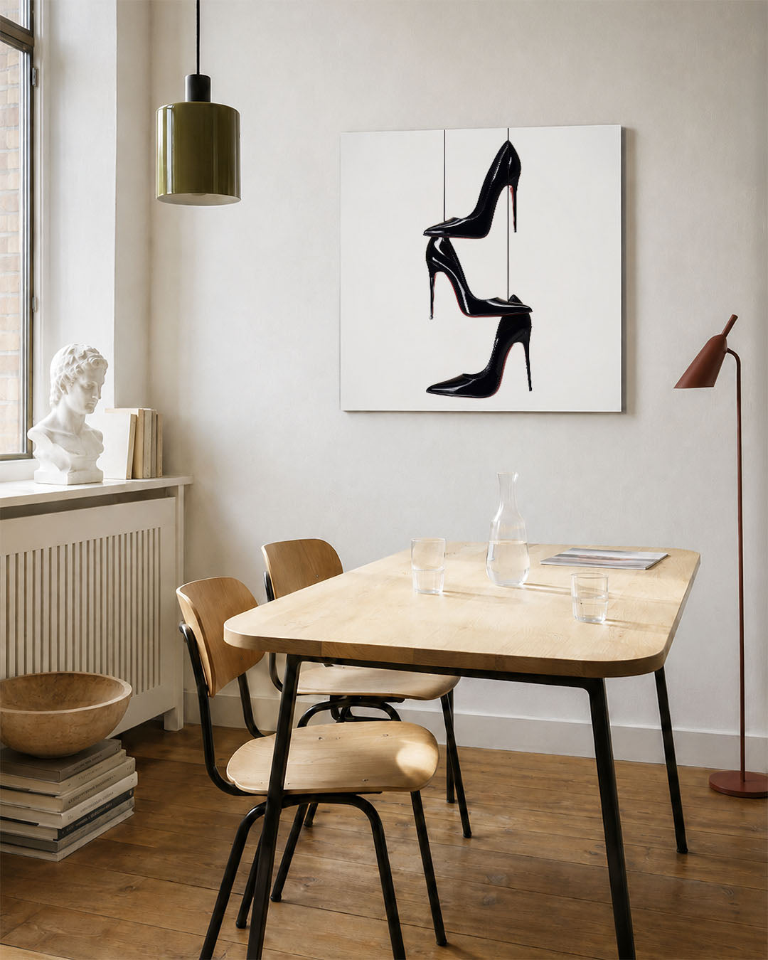 Gestapelde schoenen kunstwerk – vierkante wanddecoratie – dit werk toont drie zwarte hoge hakken die verticaal gestapeld zijn