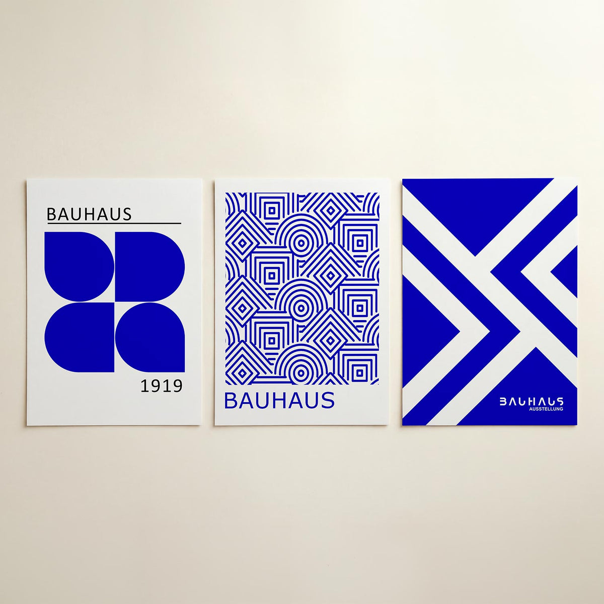 Vorm en kleur posterset – detailweergave – deze posterset in drie delen toont een speelse combinatie van blauwe halve cirkels
