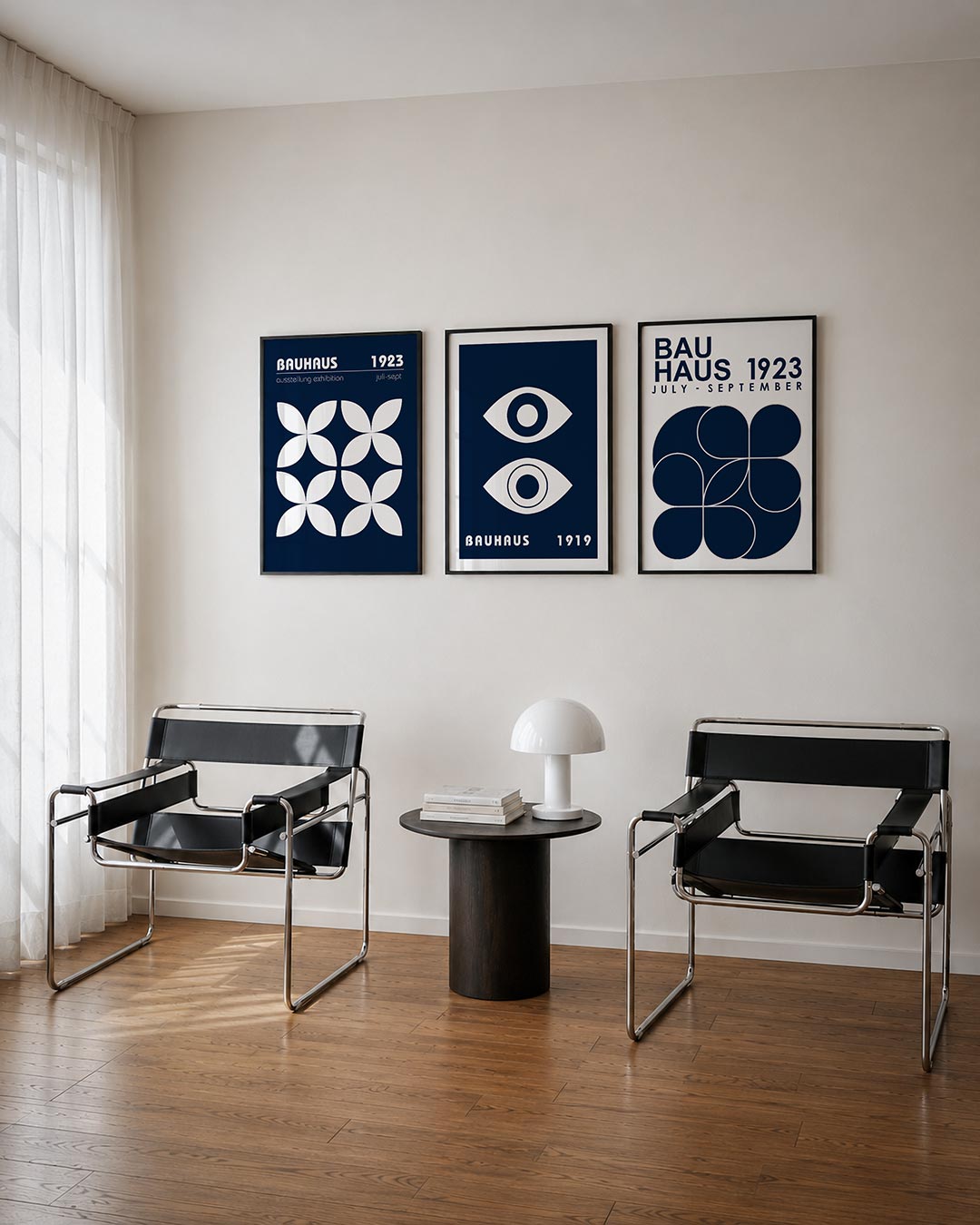 Vorm en kleur driedelige posterset – donkerblauwe achtergrond met witte bloemachtige vormen. Strakke lijnen en een speelse