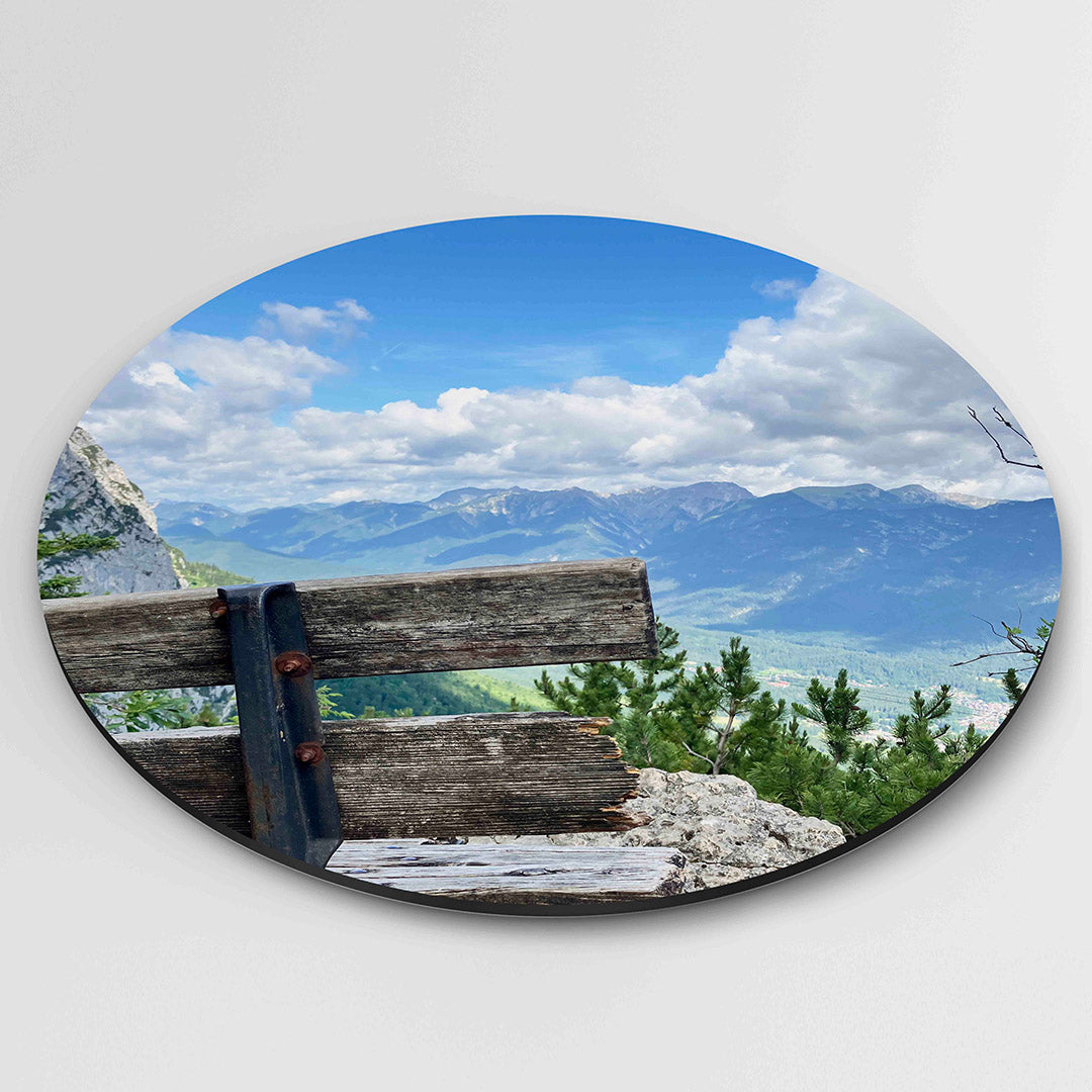 Berglandschap met bank – muurcirkel fotografie als moderne wanddecoratie