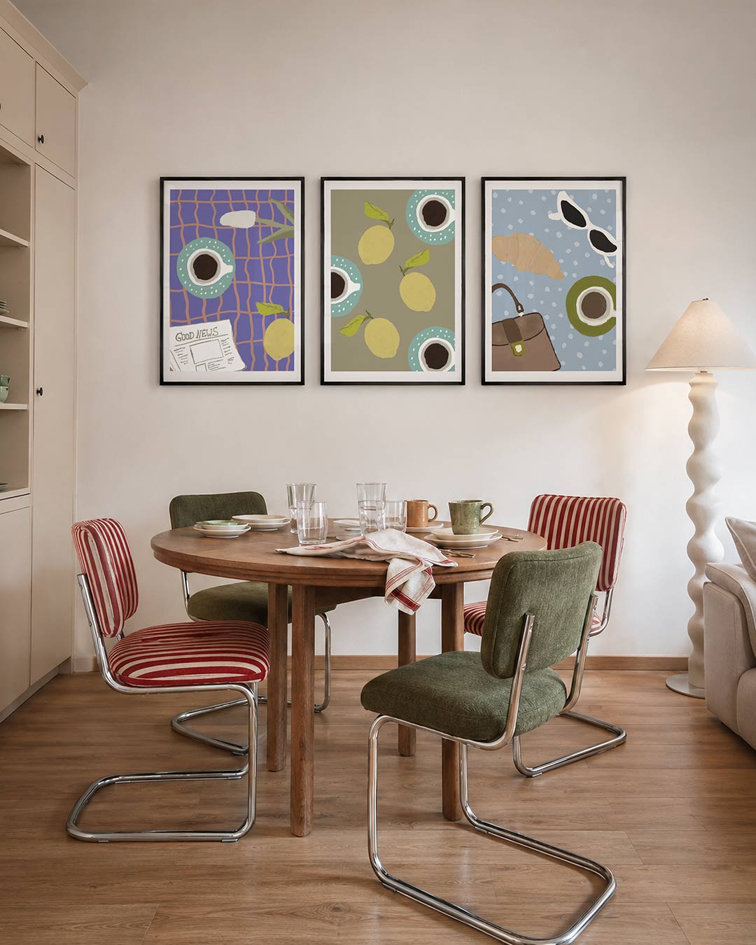 Kleurrijke tafelsetting driedelige posterset – een speelse compositie met een kopje koffie, een krant en een
