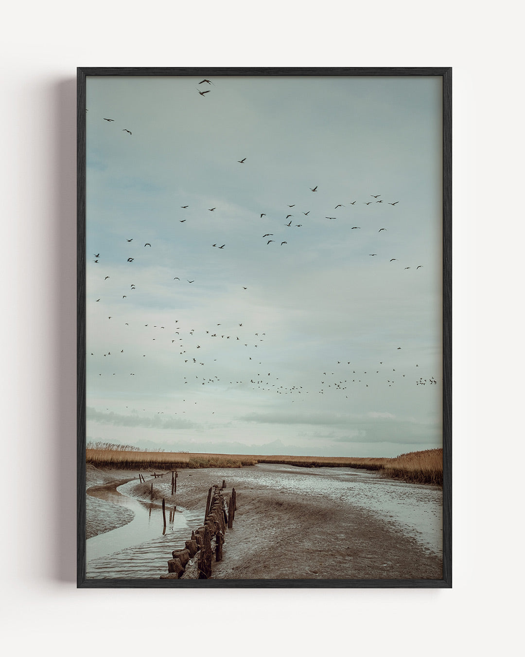 Vogels boven landschap poster – portret wanddecoratie – een serene lucht vol vogels boven een uitgestrekt landschap met water