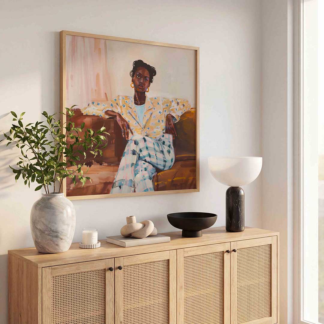 Vrouw op bank – kunst en design poster in vierkant formaat