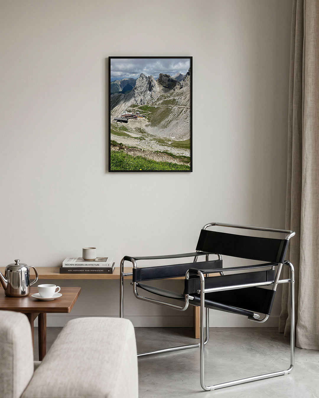 Berglandschap met chalet poster – tweede productweergave – een berglandschap met rotsformaties en een klein chalet. De groene
