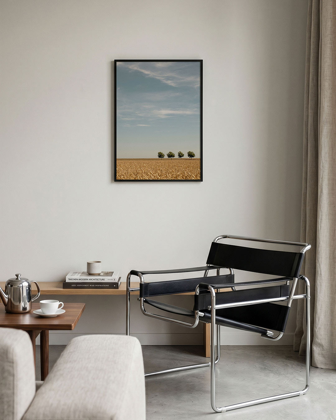 Rustig landschap poster – tweede productweergave – een uitgestrekt veld met gouden graan en vier bomen aan de horizon onder
