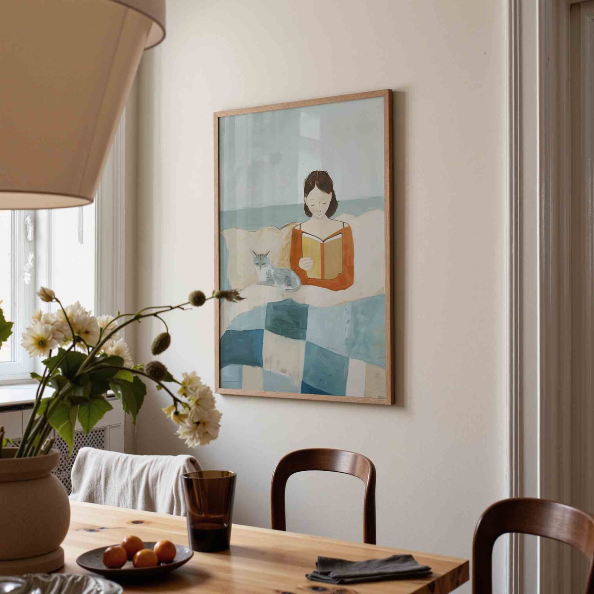 Lezende vrouw met kat – eigentijdse illustratie poster in staand formaat