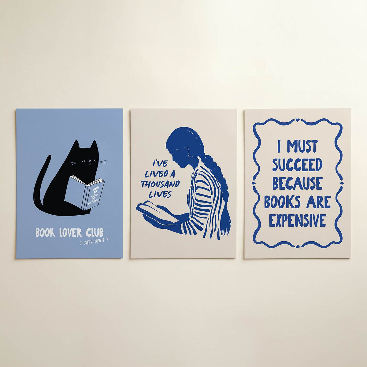 Katten en boeken posterset – detailweergave – een zwarte kat leest een boek op een zachte blauwe