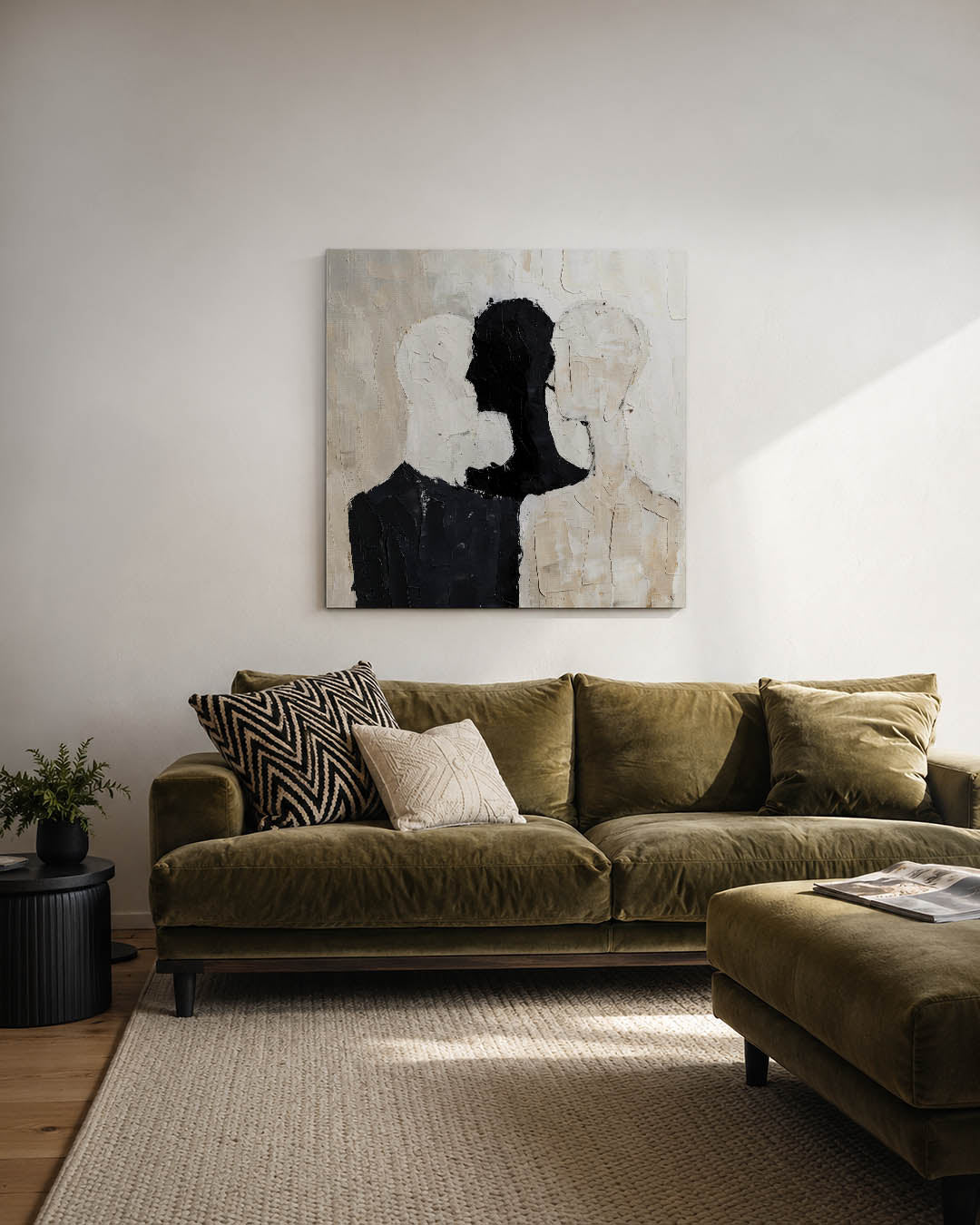 Gelaagde silhouetten kunstwerk – derde productweergave – dit werk toont drie overlappende silhouetten in zwart, wit en beige.
