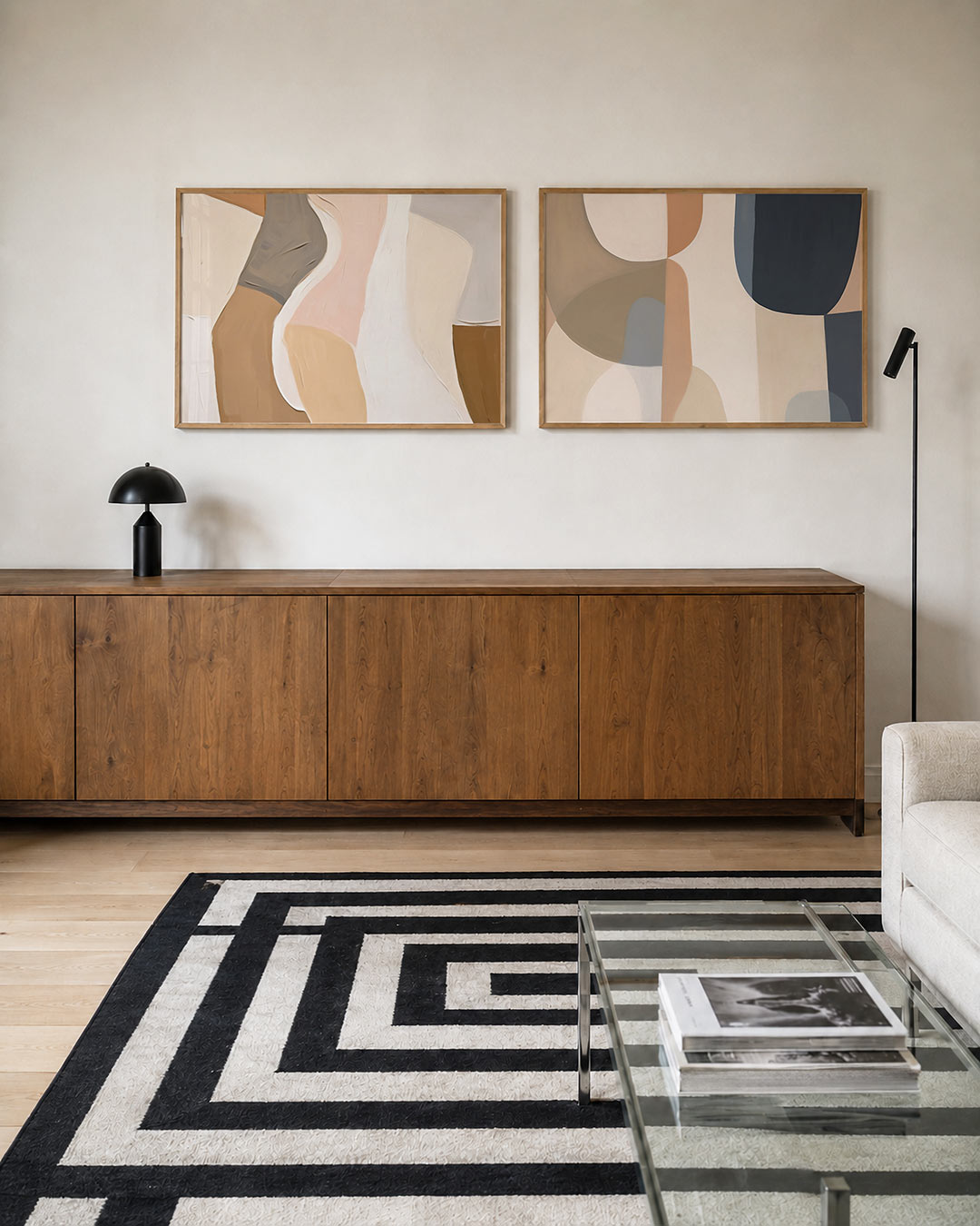 Tweedelige posterset met vloeiende vormen in zachte beige, roze en grijze tinten, getoond in een interieur