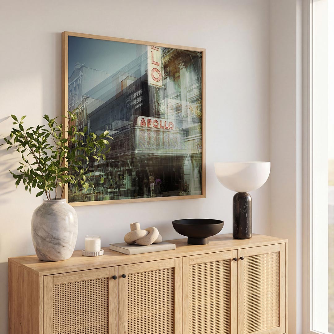 Stedelijke gelaagdheid poster – tweede productweergave – deze poster toont een complexe stedelijke scène met overlappende