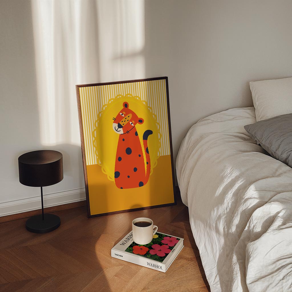Vrolijke Luipaard – staande kinderkamer wanddecoratie van WallArtistic
