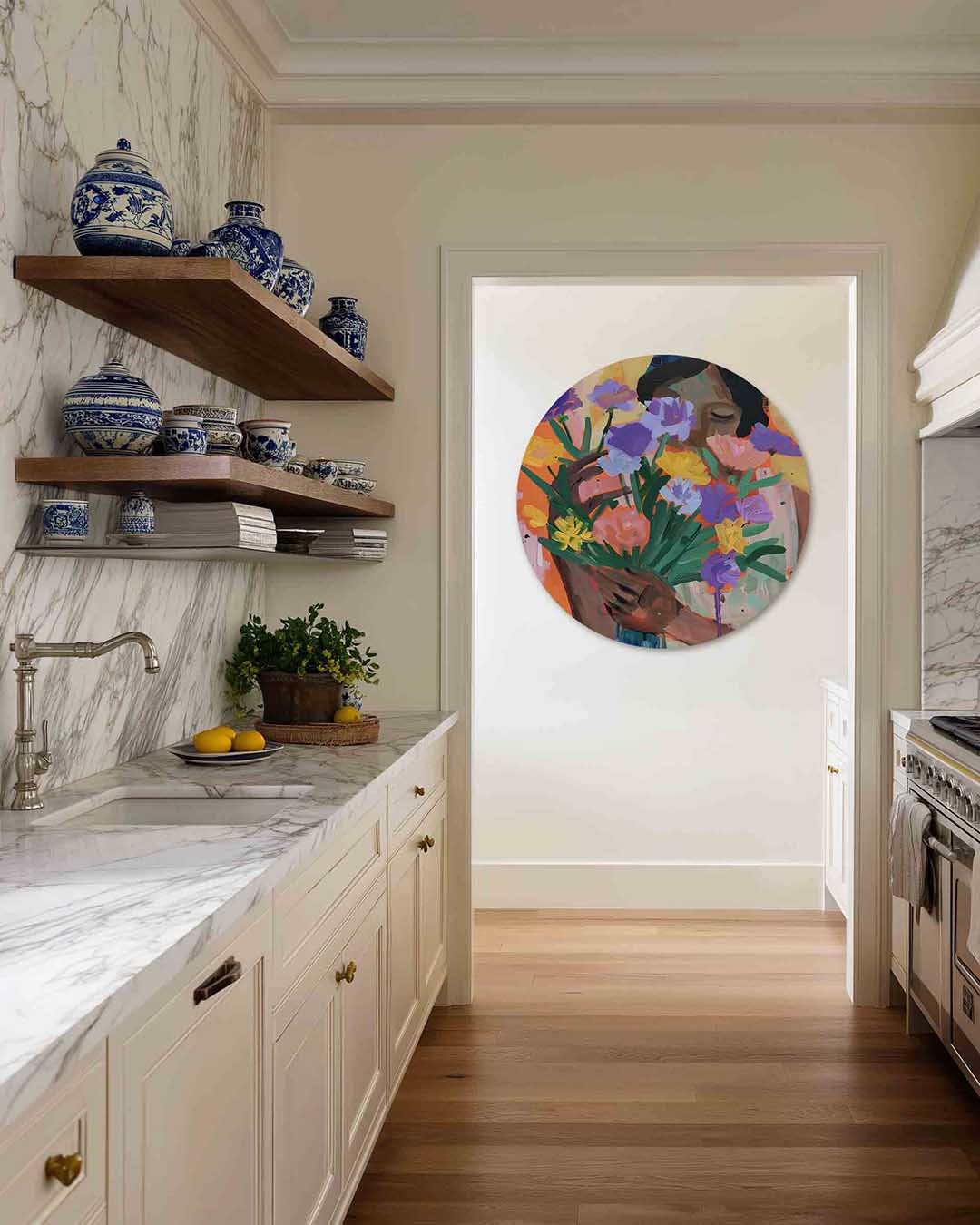 Vrouw met bloemen – moderne abstracte muurcirkel voor aan de muur