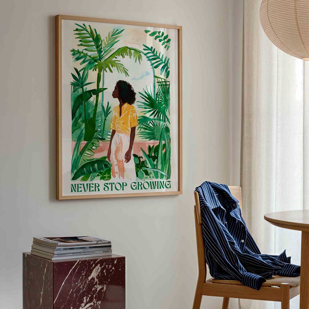 Vrouw tussen groene bladeren – kleurrijke illustratie poster in staand formaat