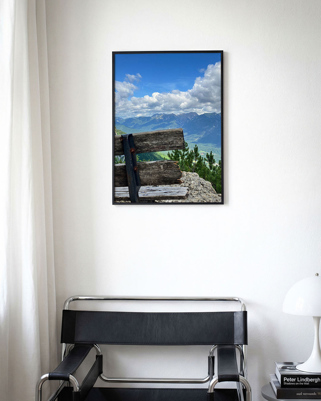 Berglandschap poster – derde productweergave – deze poster toont een houten bankje met een adembenemend uitzicht op bergen