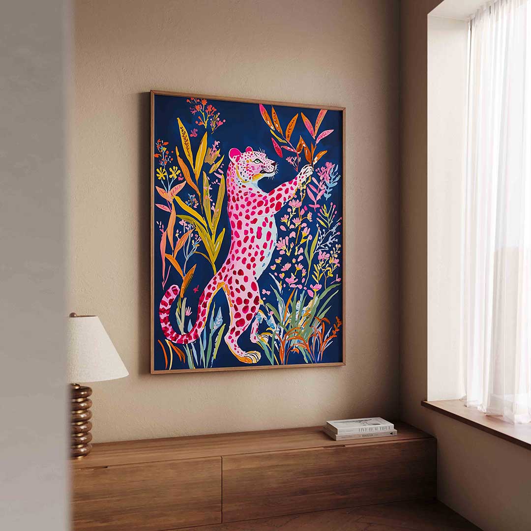 Roze luipaard met bloemen – dierenillustratie als portret poster