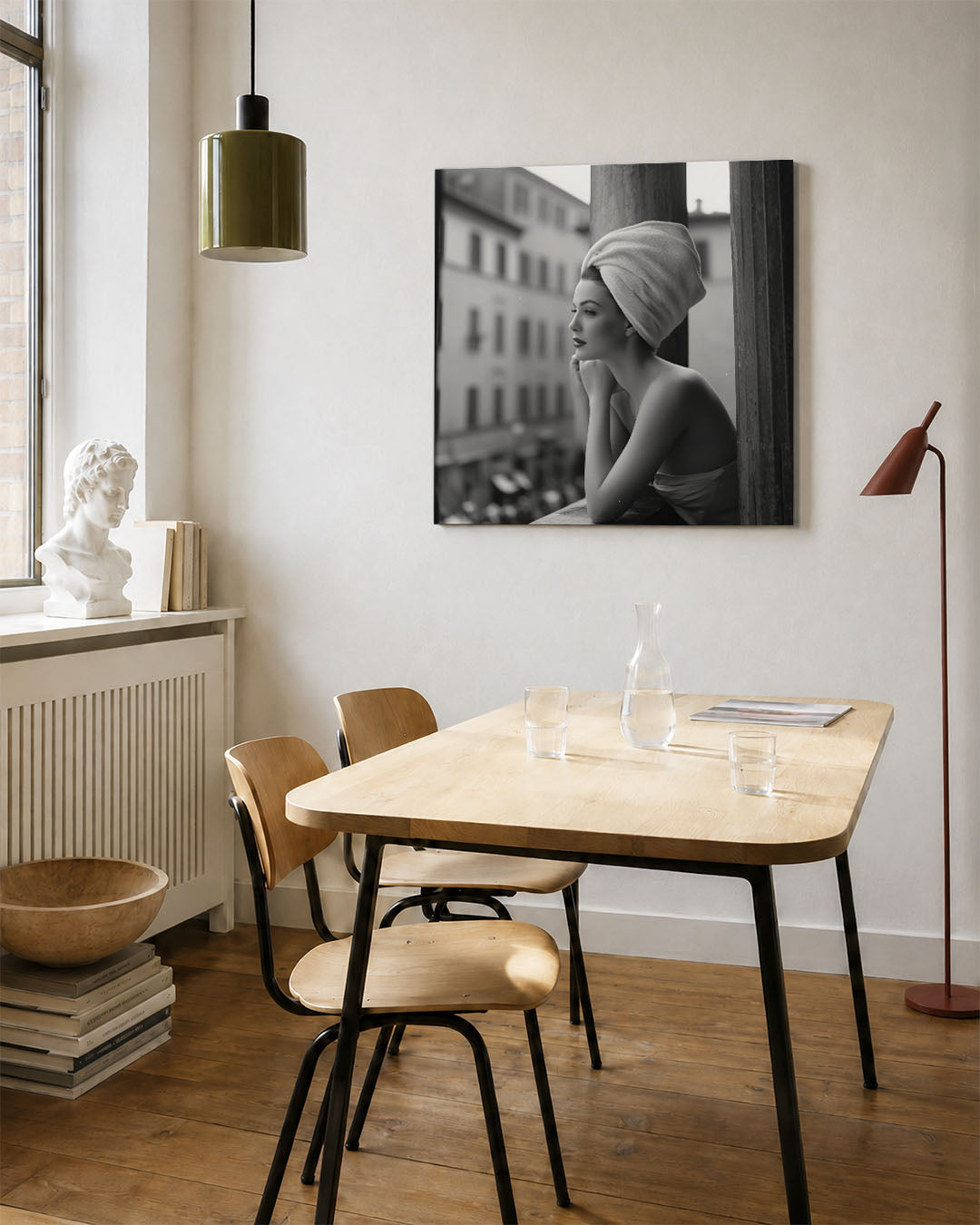 Elegante reflectie kunstwerk – vierkante wanddecoratie – dit kunstwerk toont een vrouw in profiel met een handdoek om haar