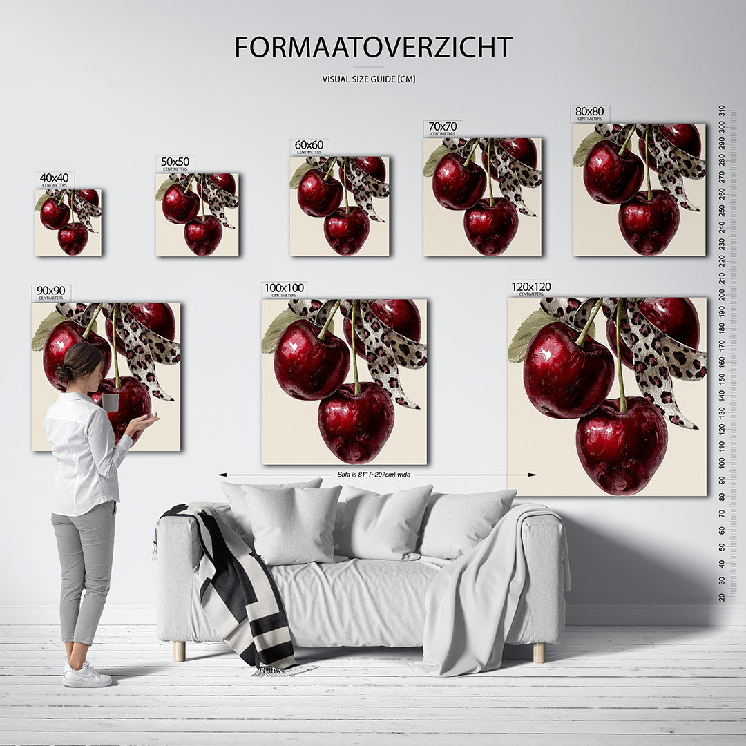Kersen met lint kunstwerk – sfeerbeeld – dit werk toont drie glanzende rode kersen met een gevlekt lint. De compositie is