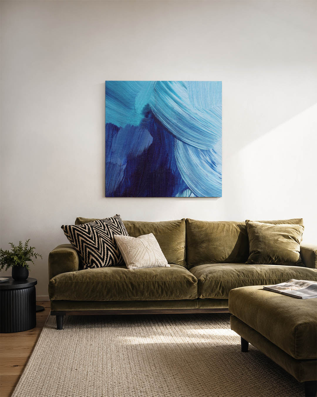 Dynamische blauwe bewegingen kunstwerk – sfeerbeeld – dit werk toont vloeiende penseelstreken in verschillende tinten blauw.