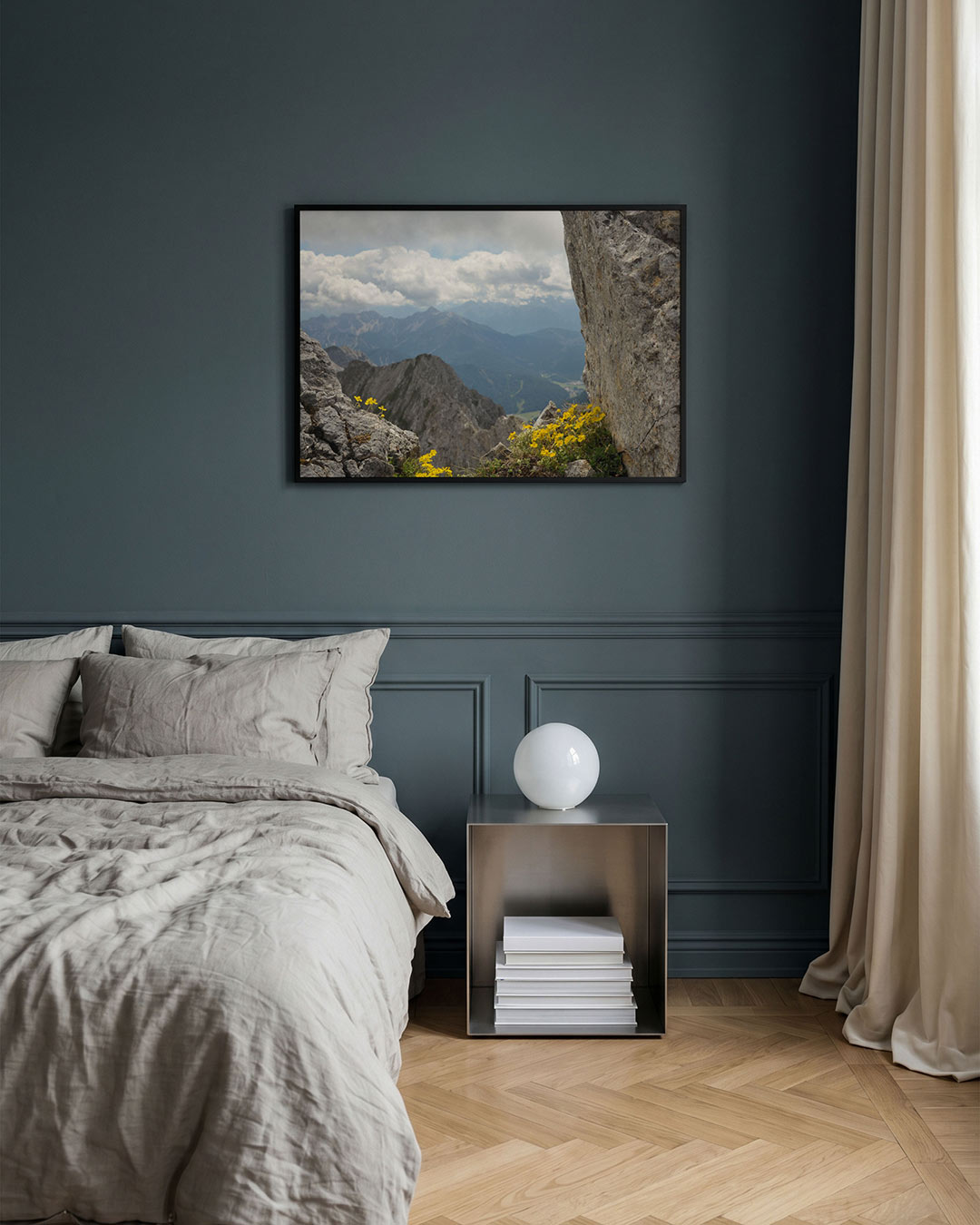 Berglandschap met bloemen poster – detailweergave – deze poster toont een indrukwekkend berglandschap met ruige rotsen en