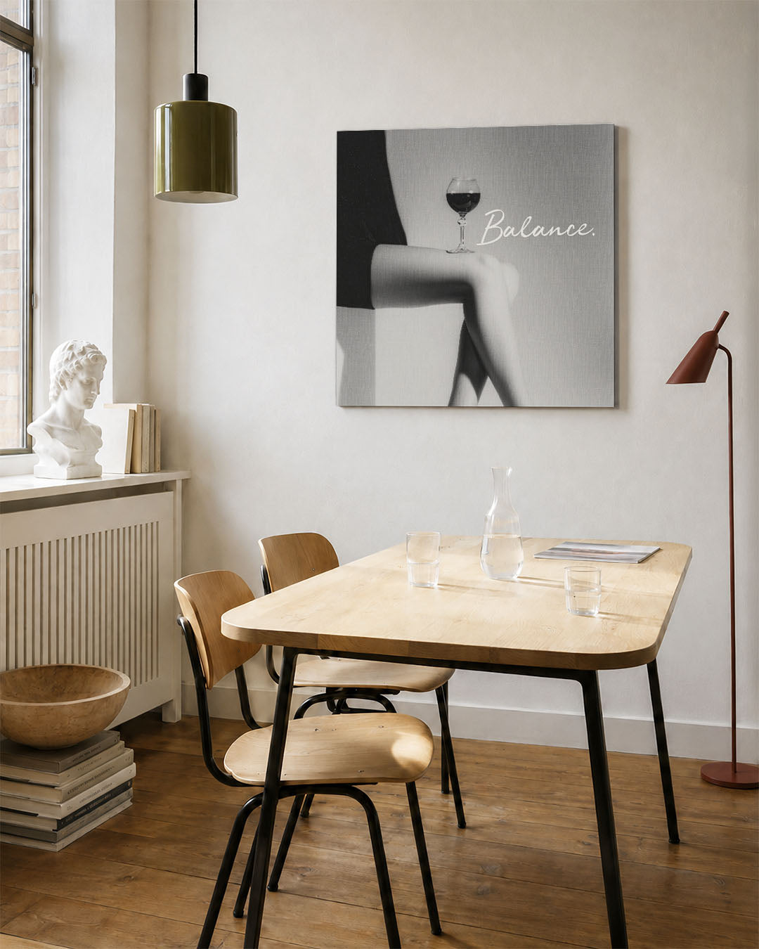 Elegante balans kunstwerk – vierkante wanddecoratie – dit kunstwerk toont een glas wijn op een gekruiste been, met het woord