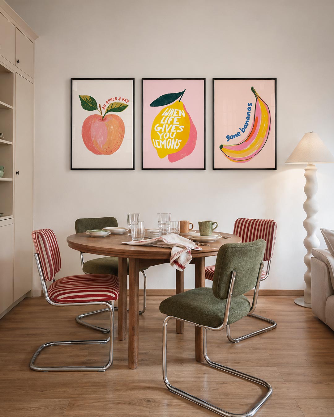 Fruitige kleurvlakken driedelige posterset – een speelse appel met groene bladeren en warme tinten