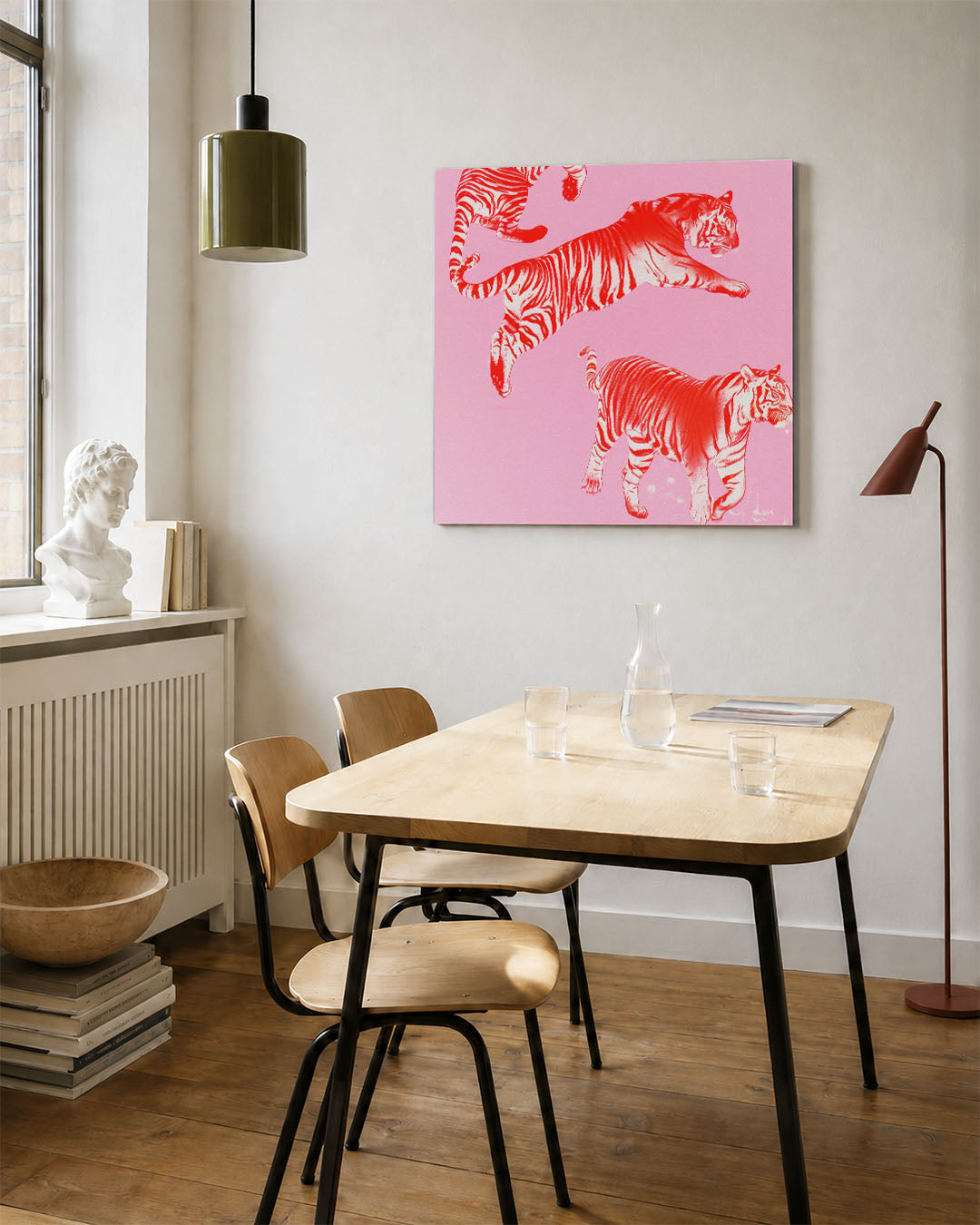 Dynamische tijgers kunstwerk – vierkante wanddecoratie – dit kunstwerk toont levendige tijgers in beweging tegen een roze