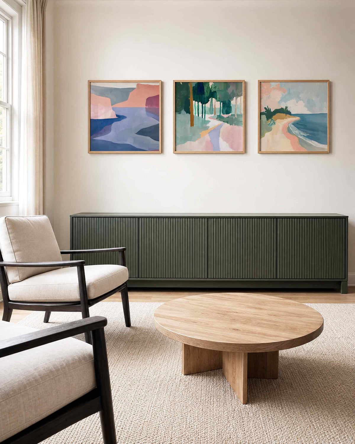 Interieurpresentatie van een driedelige vierkante posterset met abstracte kustlandschappen