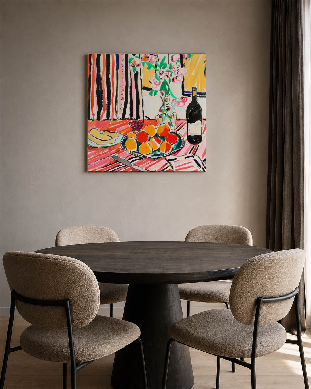Kleurrijke tafelsetting kunstwerk – vierkante wanddecoratie – dit werk toont een levendige tafelsetting met fruit, bloemen en